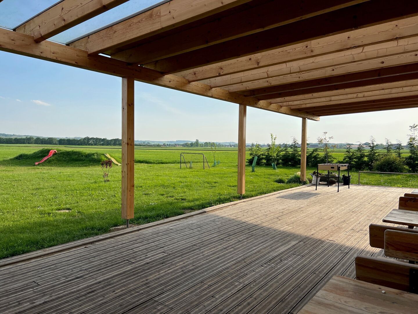 Überdachte Terrasse mit Blick ins grüne