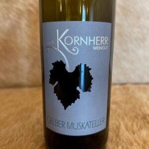 Typischer fruchtiger Rosenduft, spritzige Säure, am Gaumen ist die charakteristische Muskatnote zu spüren.